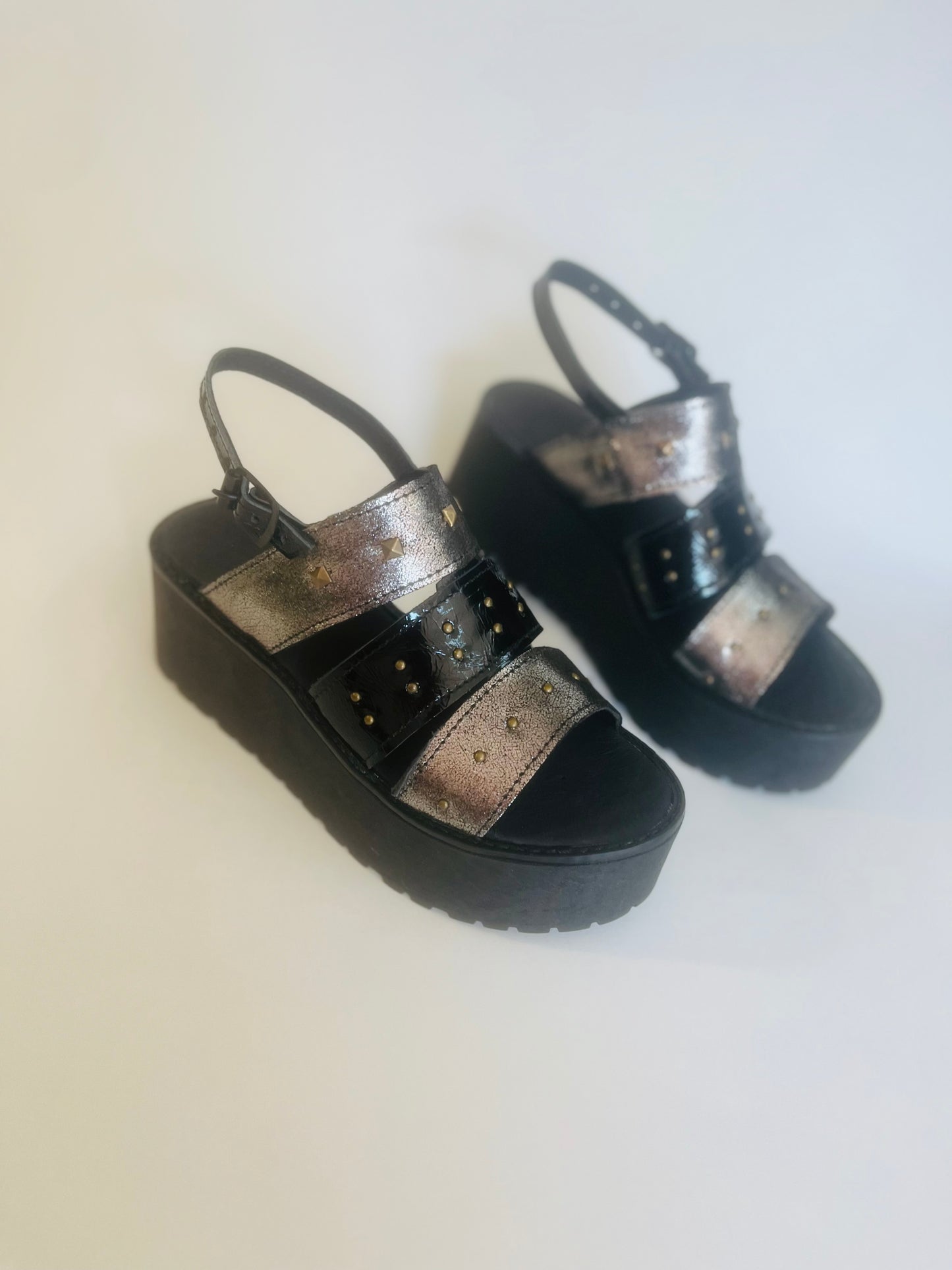 Sandalia de cuero crespita negro plata - juanfranko zapatos