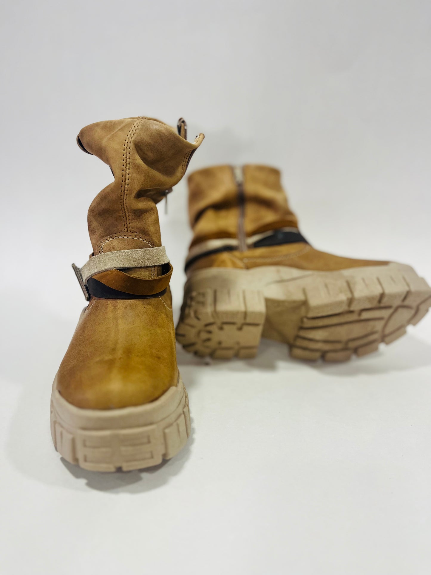 Bota de cuero corta Monster
