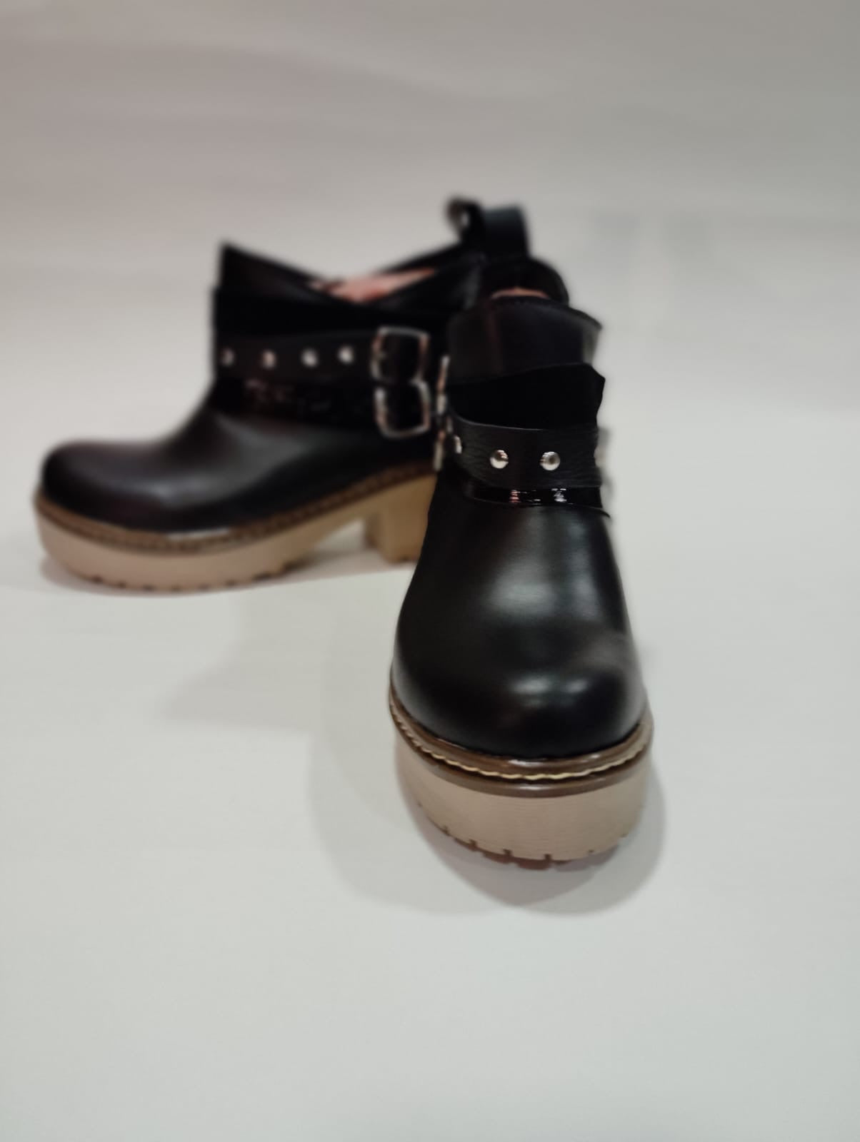 Botin cuero liso negro t/isidora - juanfranko zapatos
