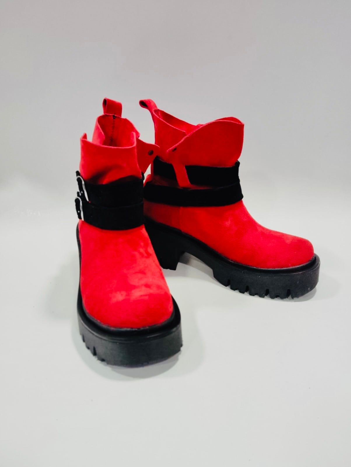 Botin verano reno rojo correas negras - juanfranko zapatos