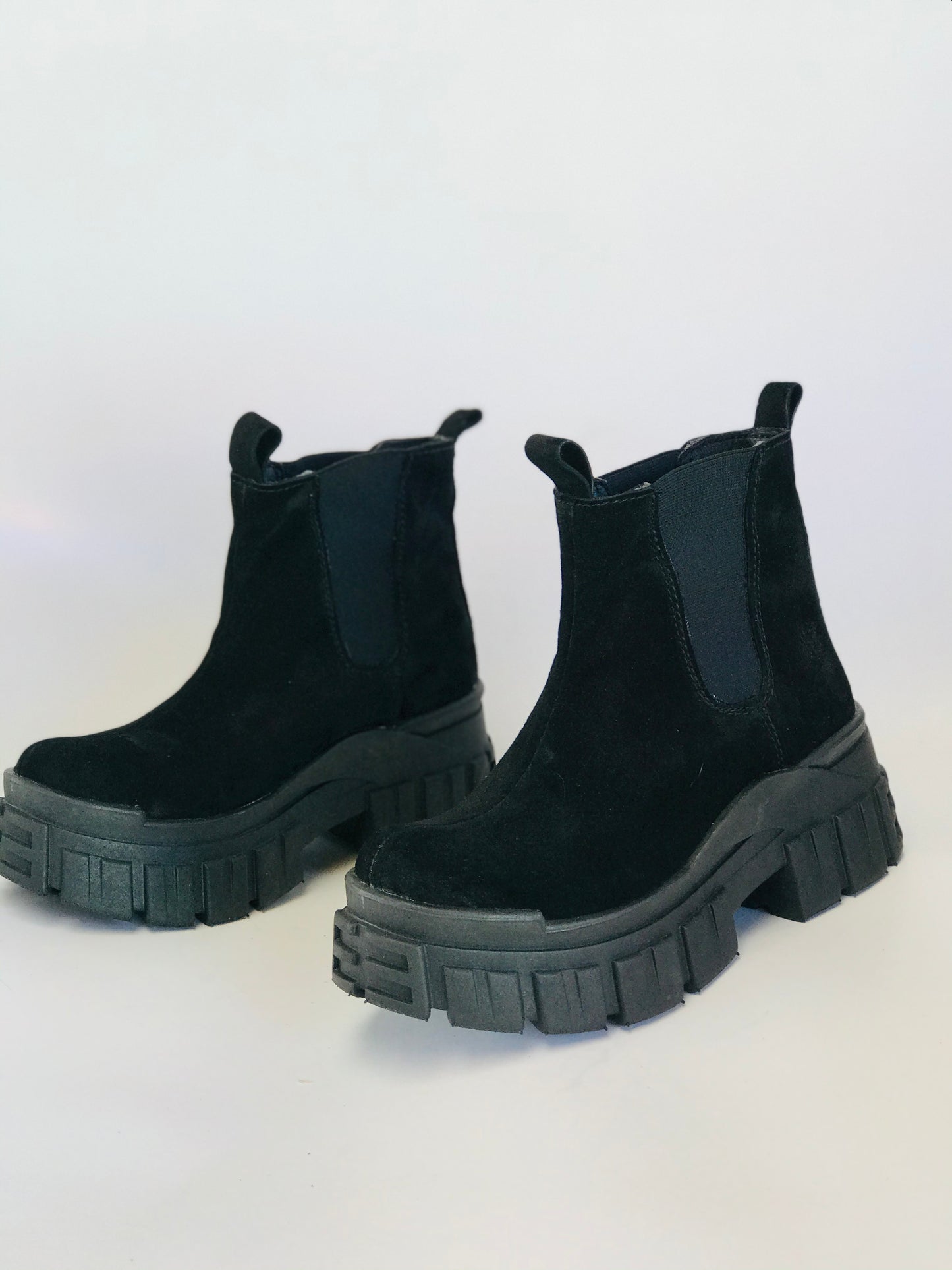 Botin de cuero reno chelsea black - juanfranko zapatos