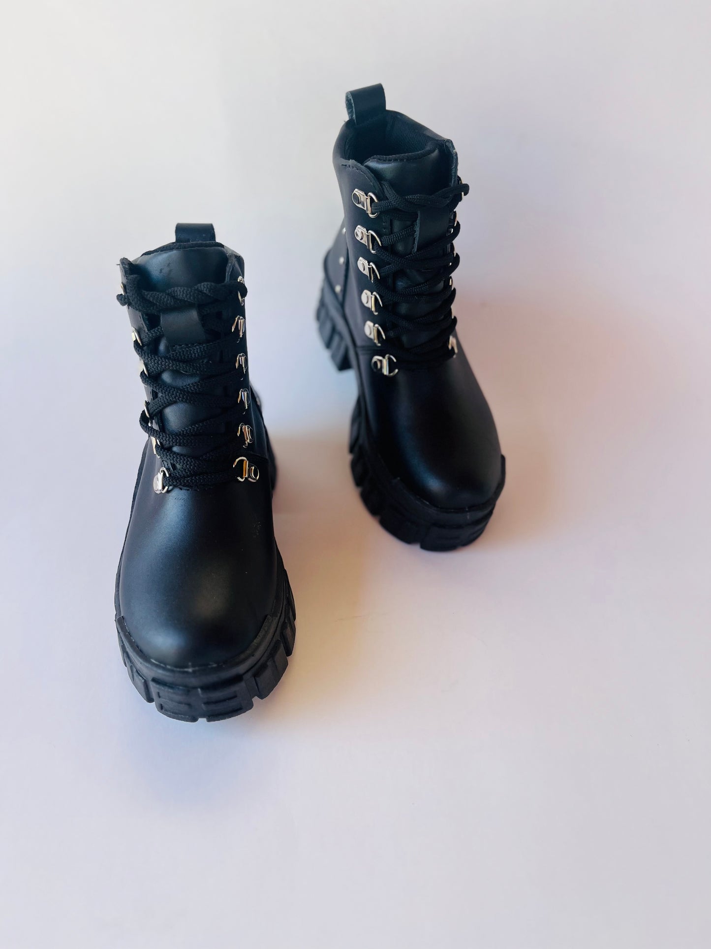 botin de cuero de mujer Rosy black plata t/ tanque - juanfranko zapatos