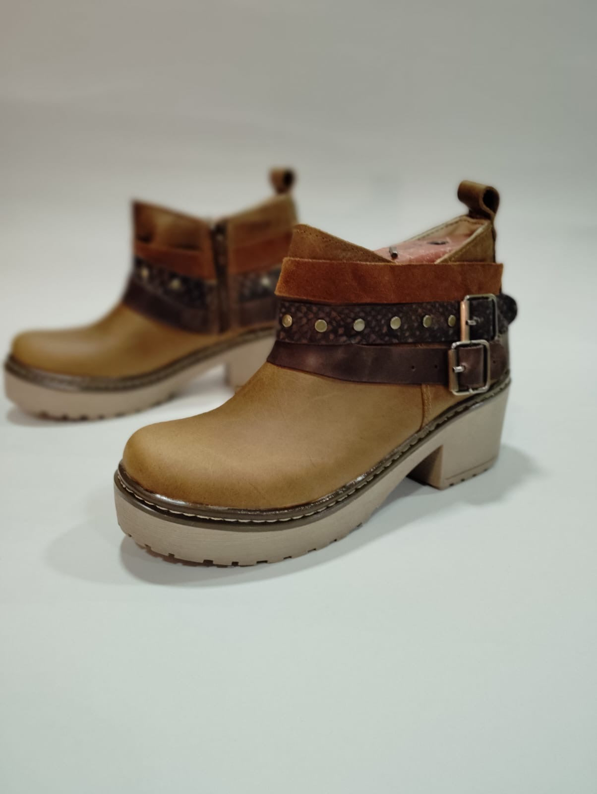 Botin cuero camel liso 3 correas t/isidora
