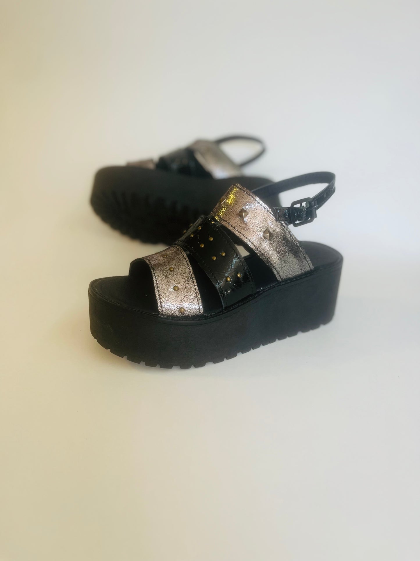 Sandalia de cuero crespita negro plata - juanfranko zapatos