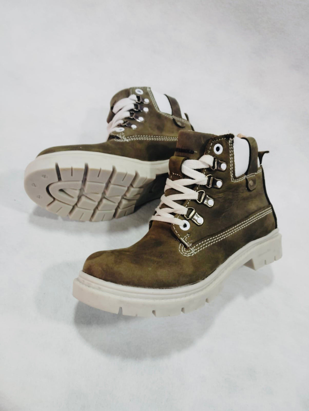 Botín verde de cuero graso - Resistantes y elegantes - juanfranko zapatos