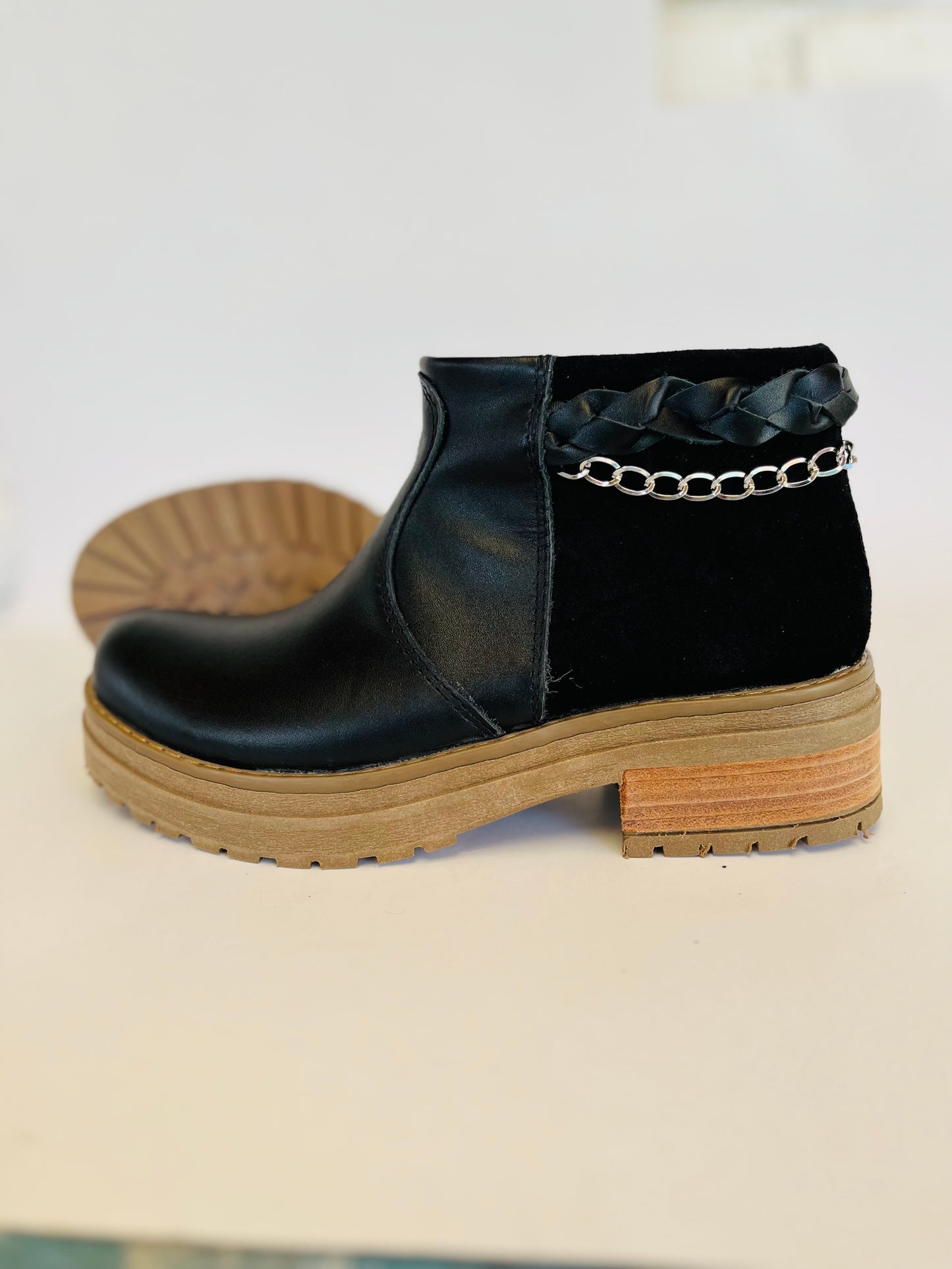 Botin de cuero liso y reno cadena