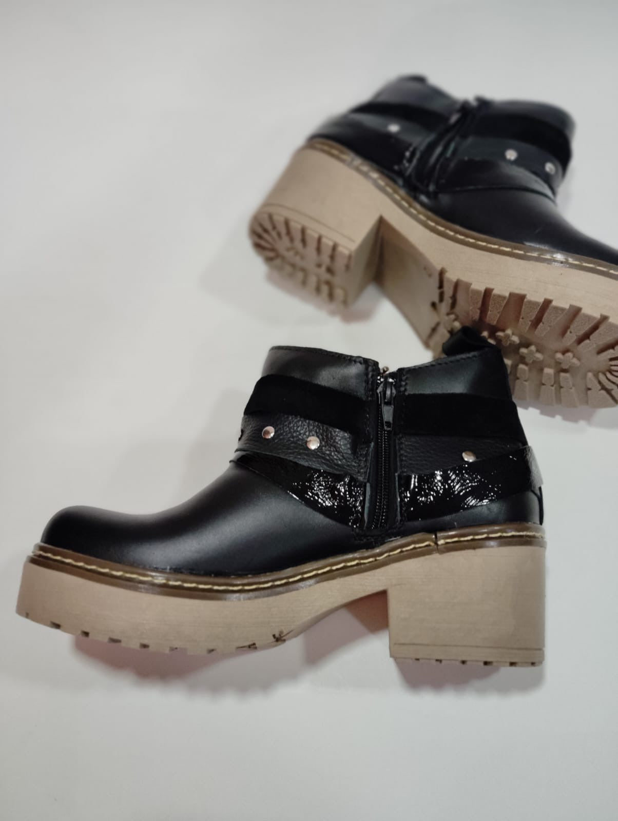 Botin cuero liso negro t/isidora - juanfranko zapatos