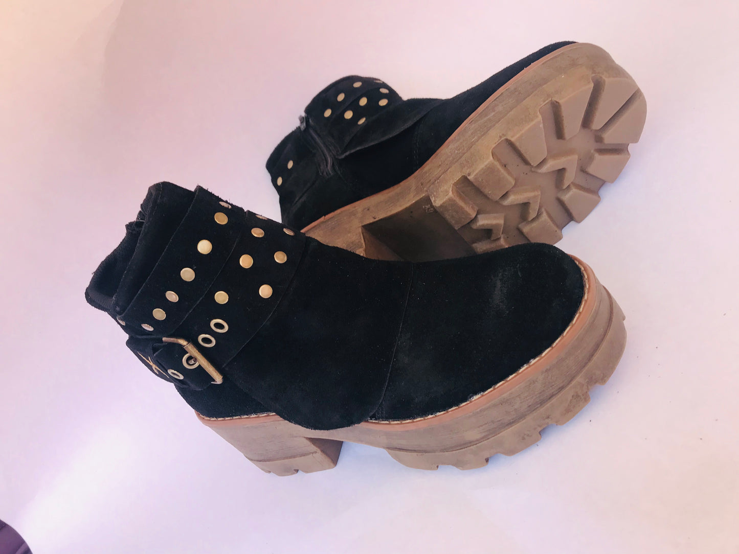 Botin de cuero reno negro remaches - juanfranko zapatos
