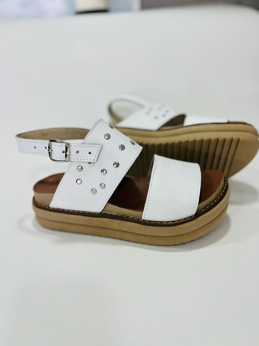 Sandalia cuero blanco tachas - juanfranko zapatos