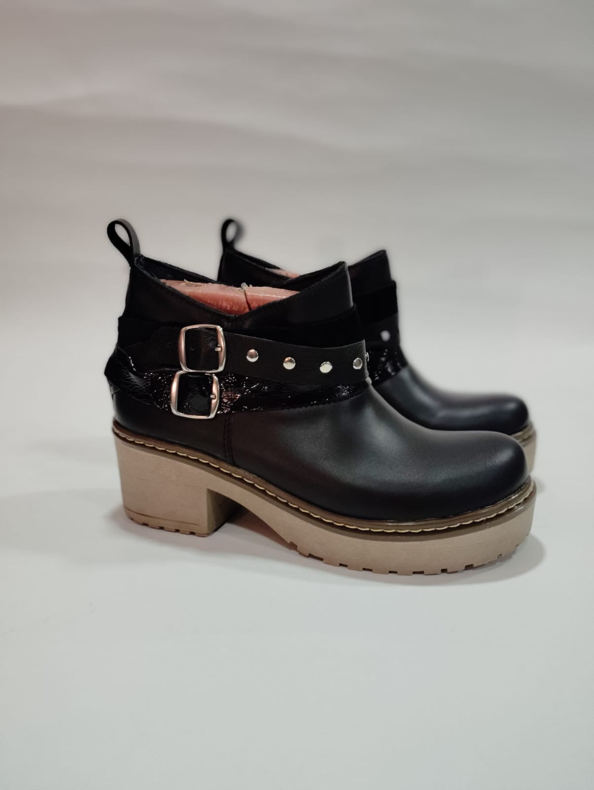 Botin cuero liso negro t/isidora - juanfranko zapatos