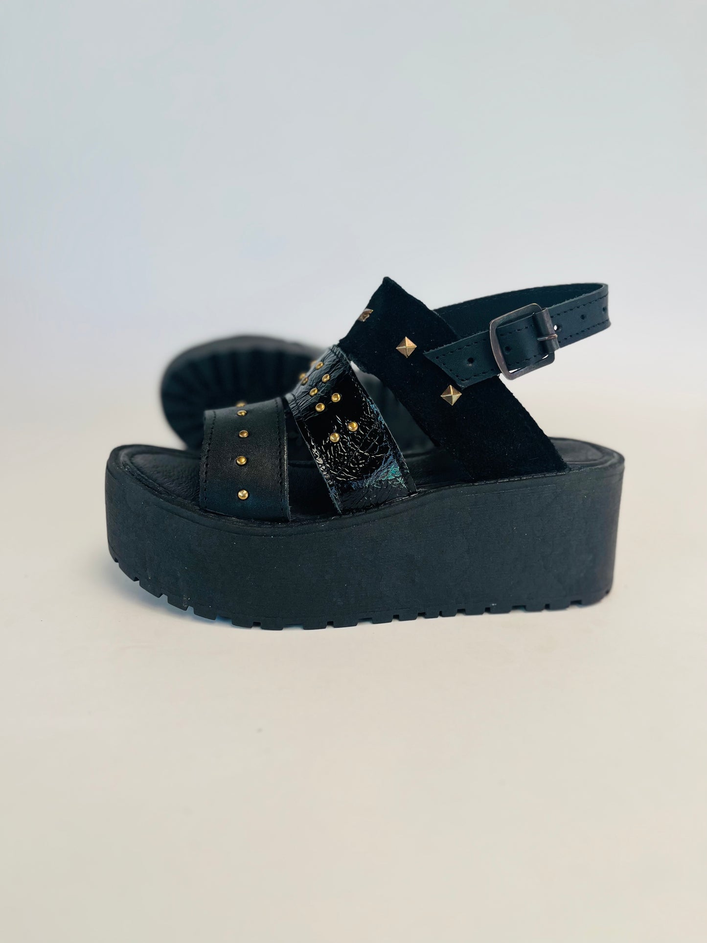 Sandalia 3 Cueros Tachas Black Mujer Plataforma