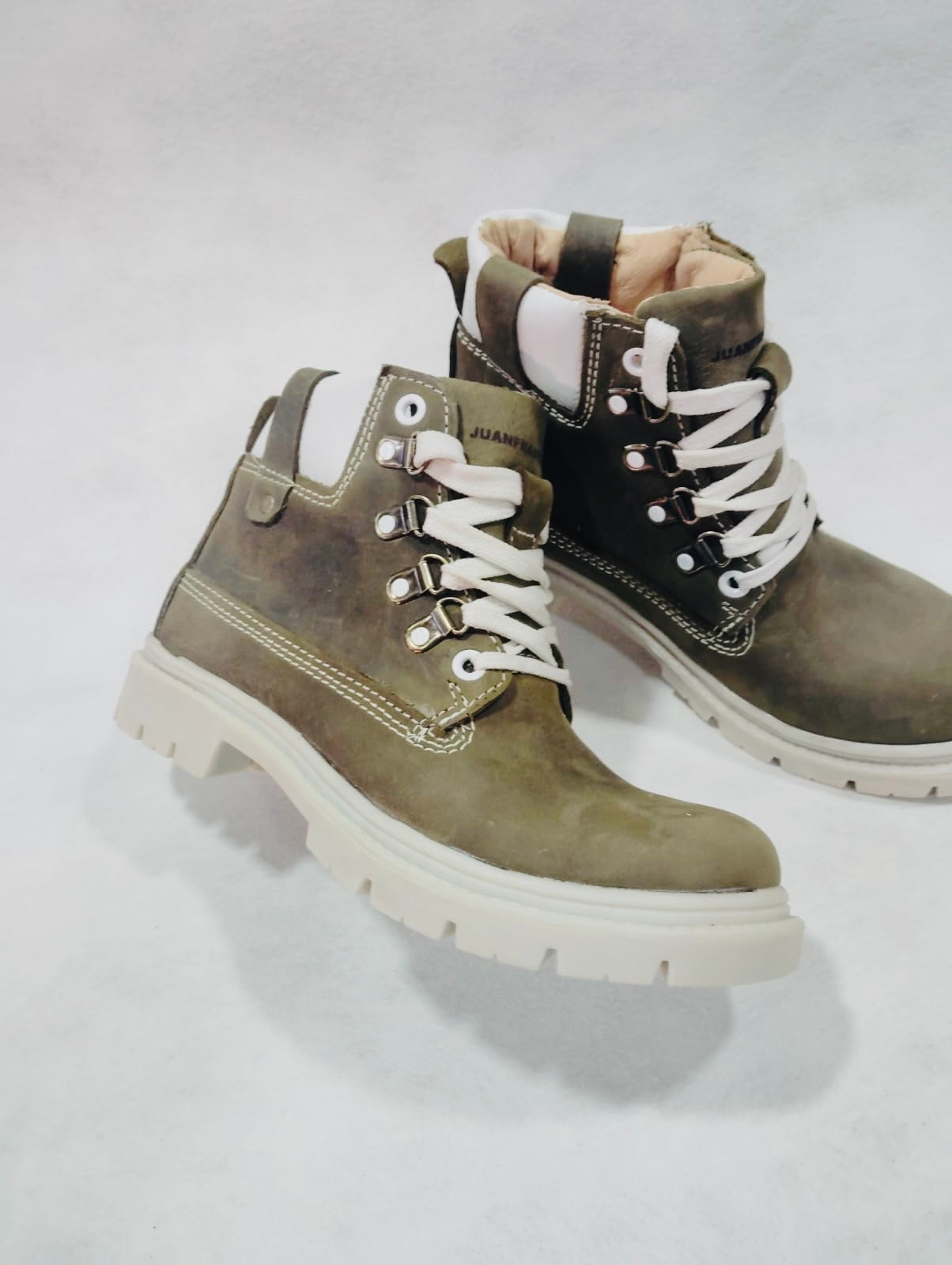 Botín verde de cuero graso - Resistantes y elegantes - juanfranko zapatos