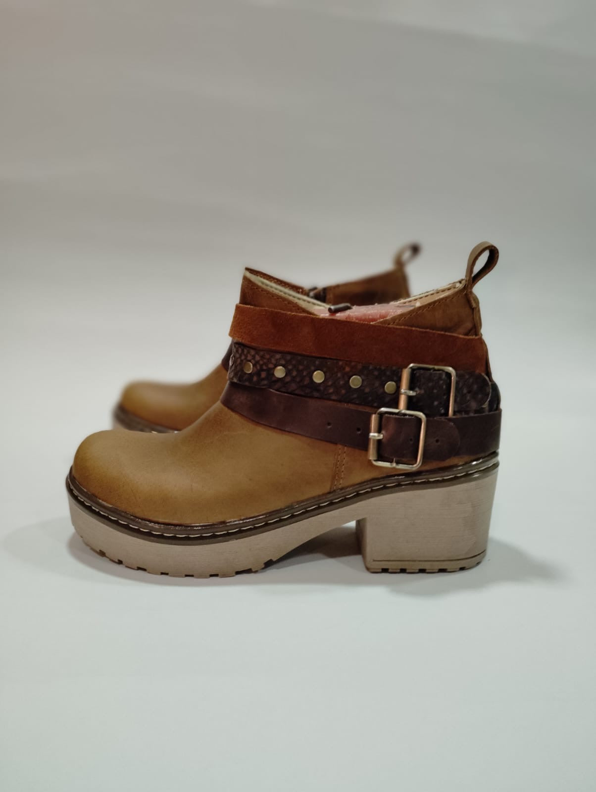Botin cuero camel liso 3 correas t/isidora