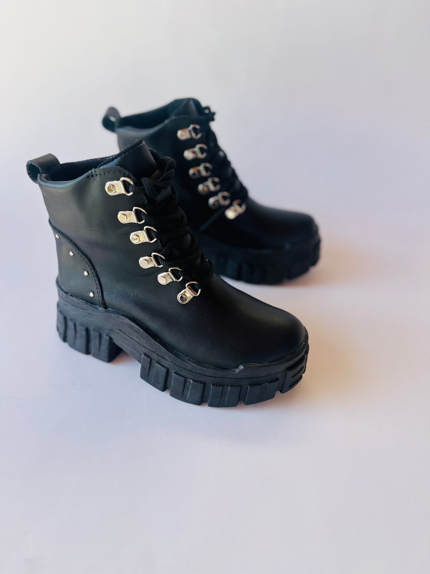 botin de cuero de mujer Rosy black plata t/ tanque - juanfranko zapatos
