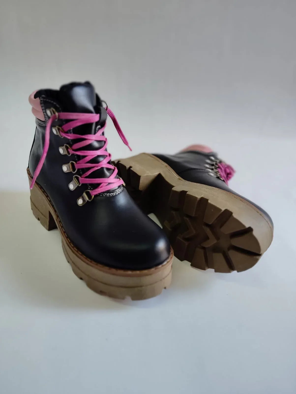 Botin de cuero rosy black pink