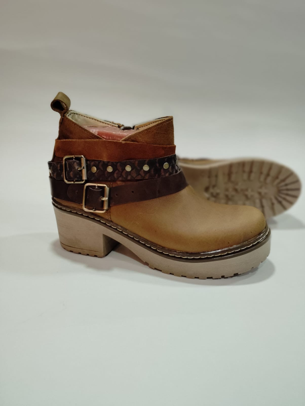 Botin cuero camel liso 3 correas t/isidora