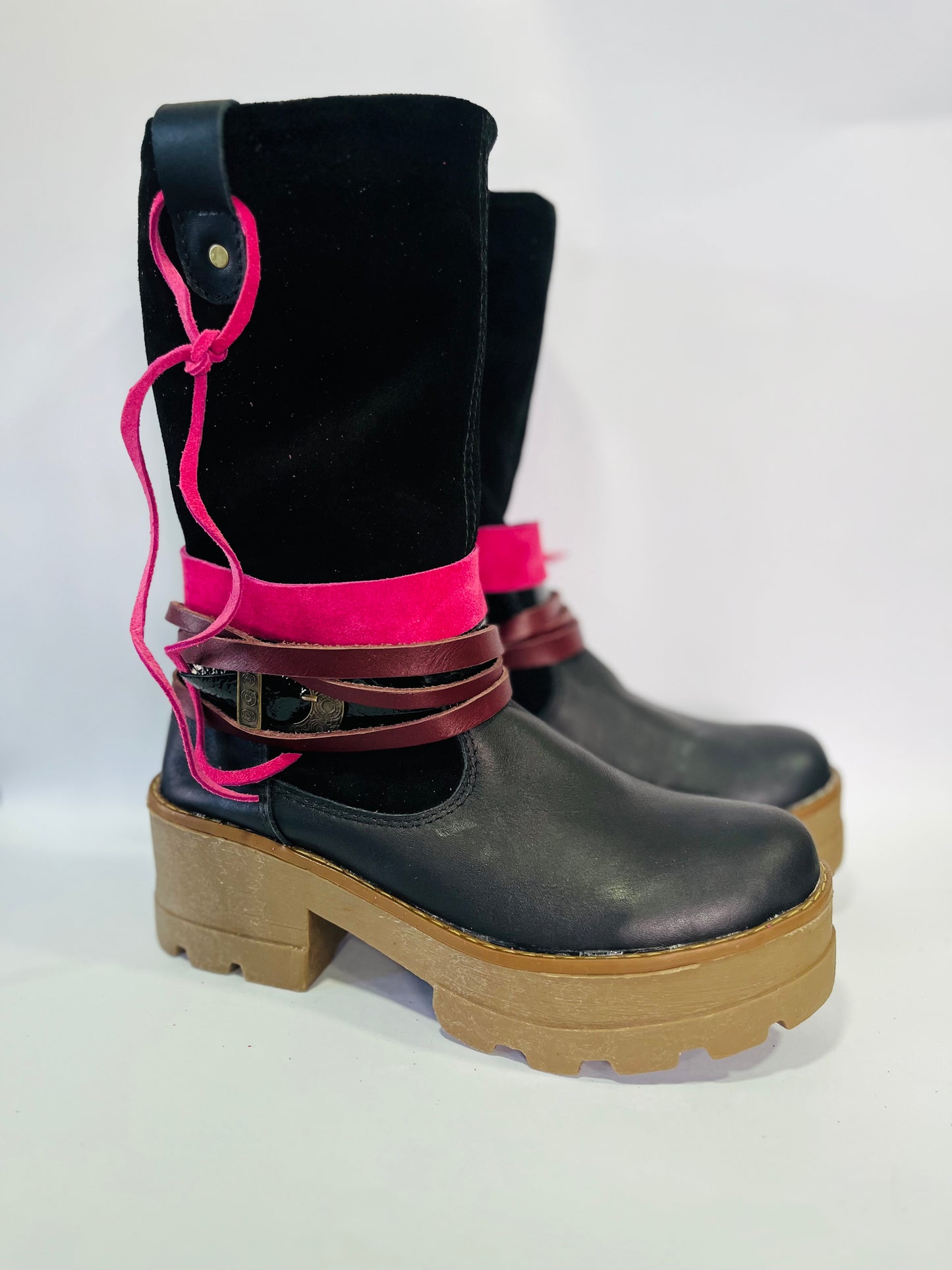 Bota 2 cueros correas fuccia - juanfranko zapatos