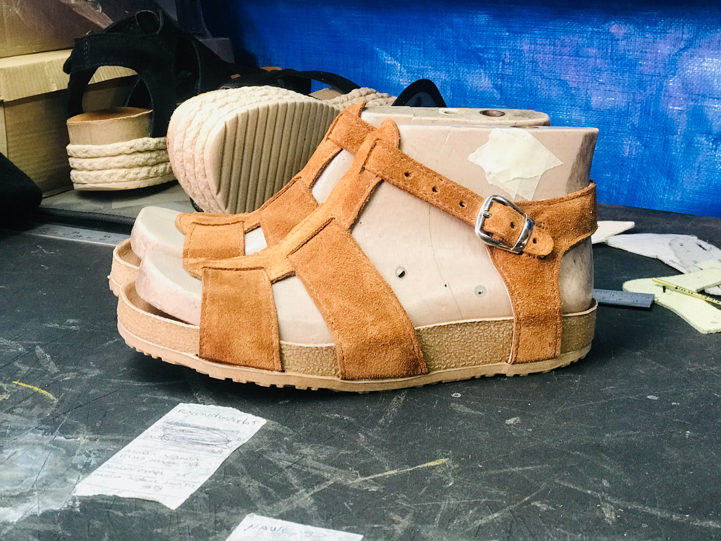 Sandalia Spider Cuero Reno Camel Mujer - Suela Plana Hebillas
