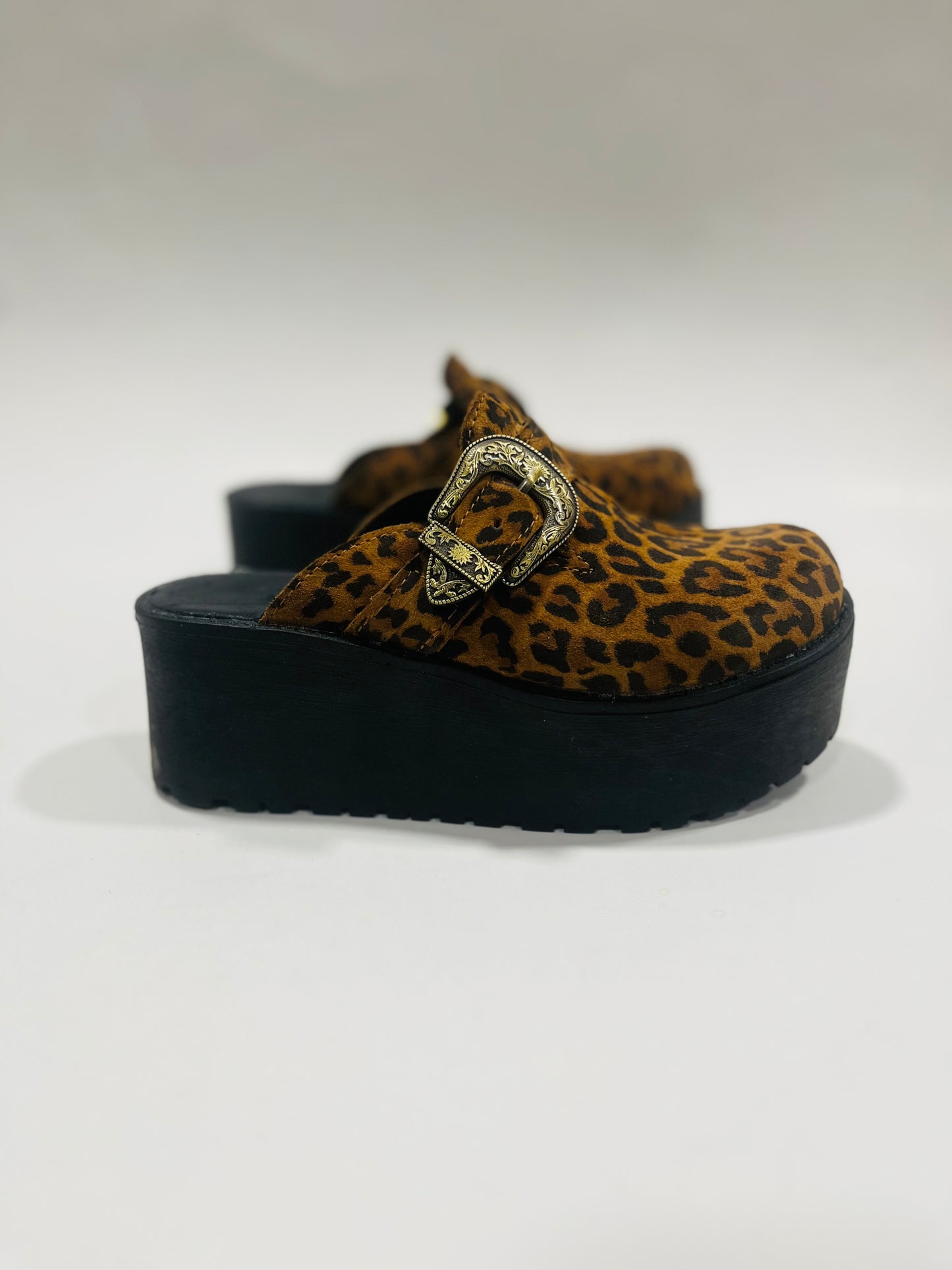 Sueco cuero animal print - juanfranko zapatos