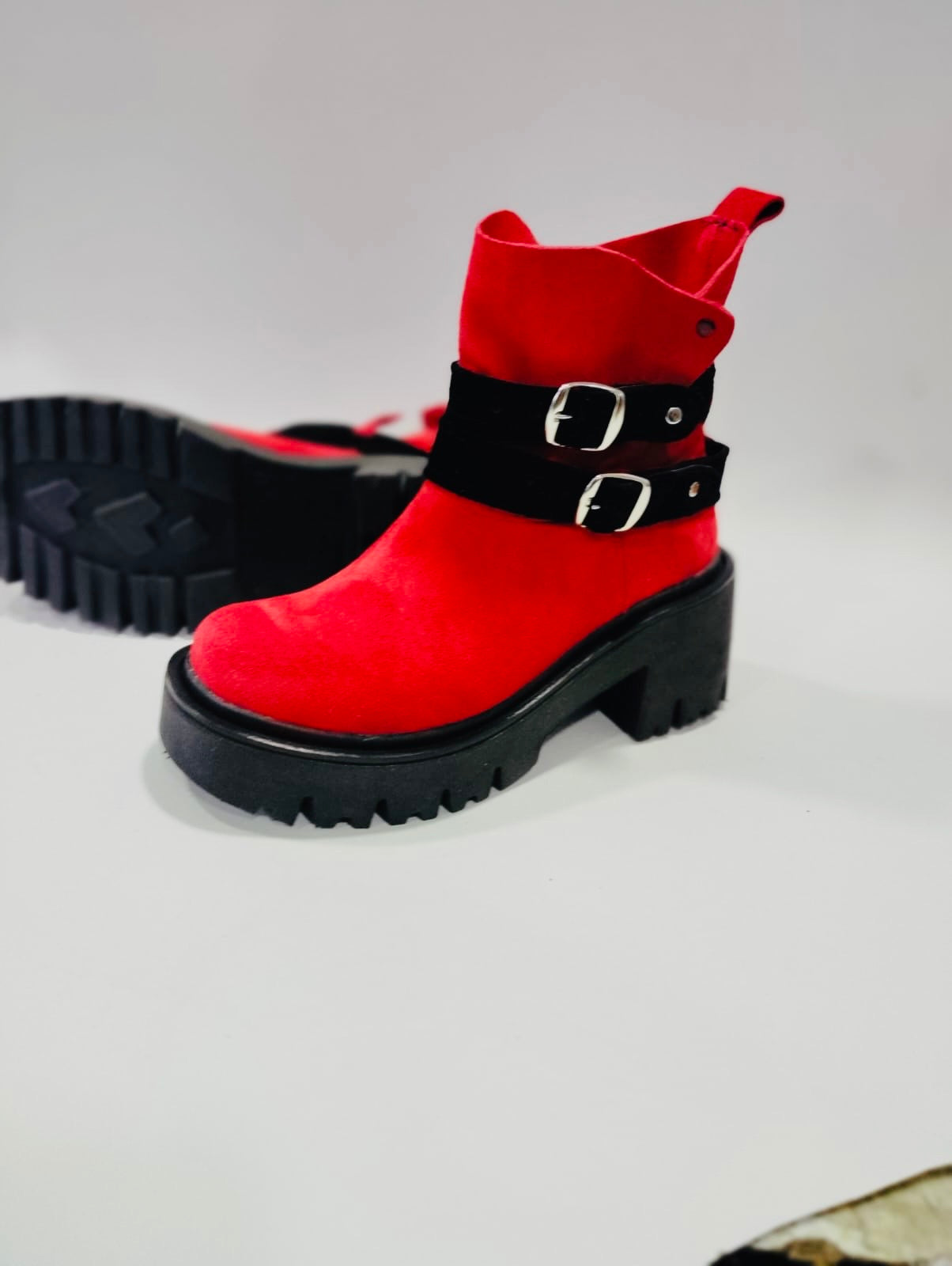 Botin verano reno rojo correas negras - juanfranko zapatos
