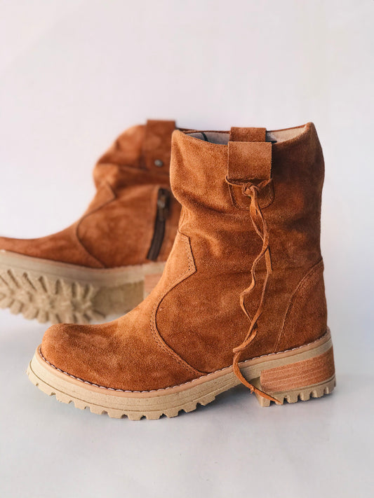 Bota de cuero reno corta camel - juanfranko zapatos