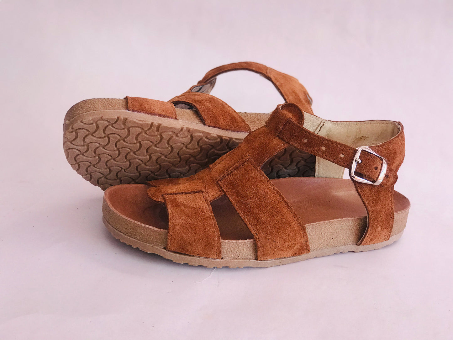 Sandalia Spider Cuero Reno Camel Mujer - Suela Plana Hebillas