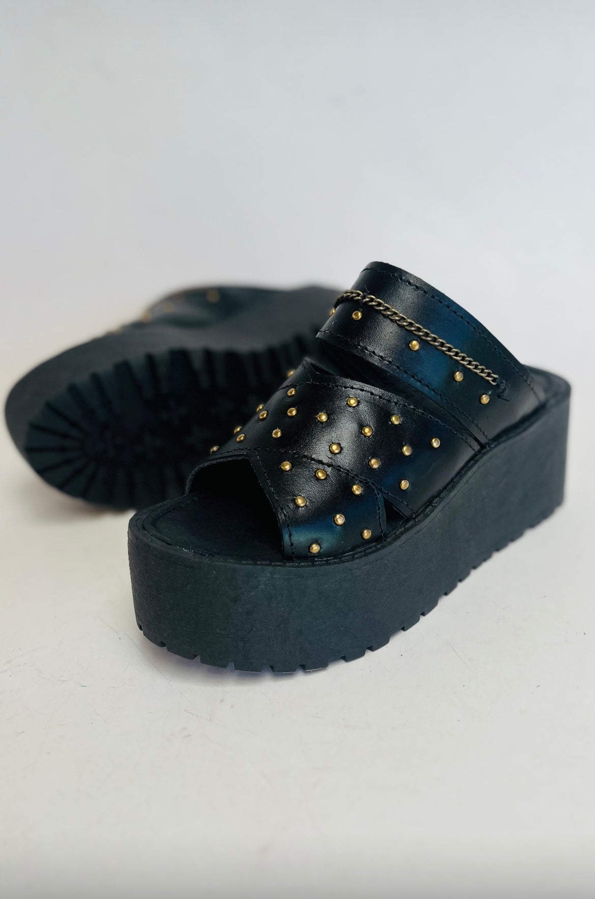 Sandalia cuero x tachas