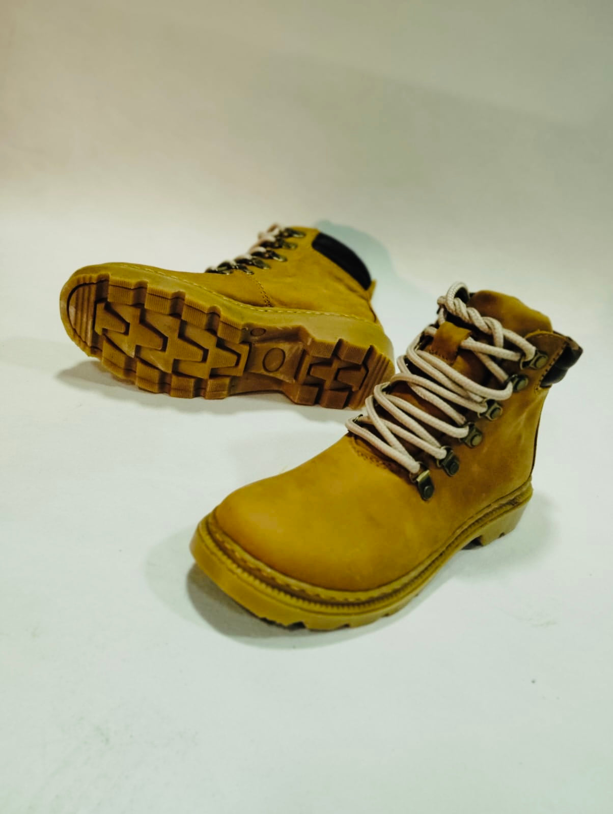 1Último Botin bajo cuero caramelo