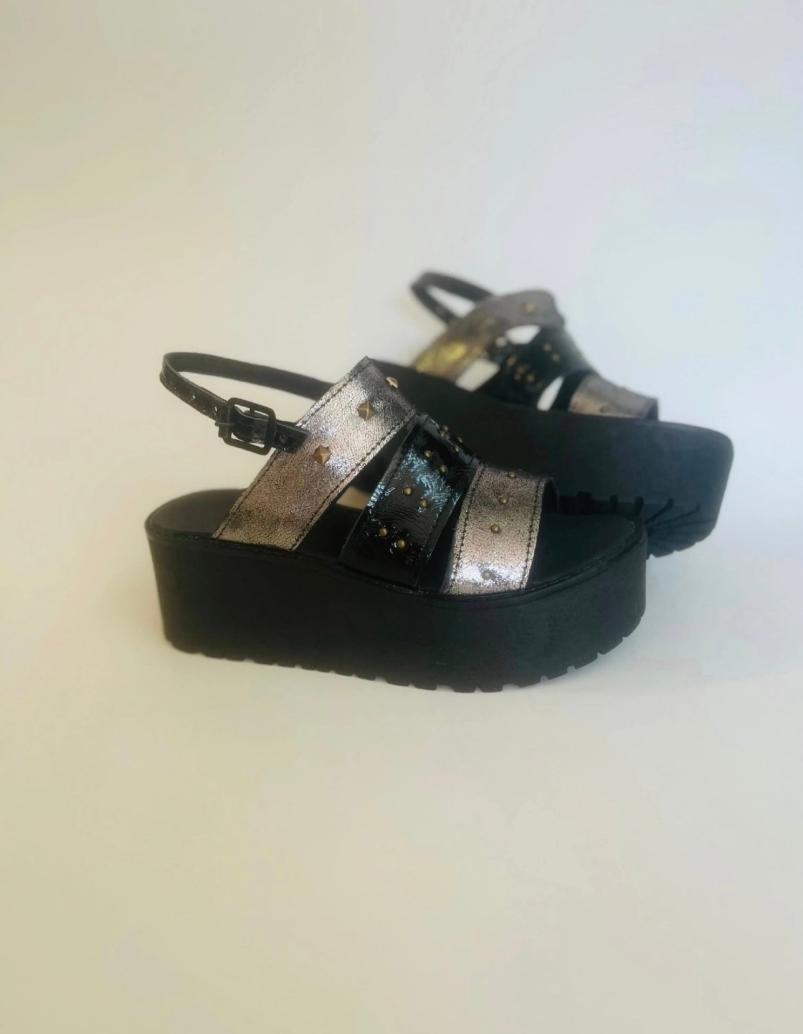 Sandalia de cuero crespita negro plata