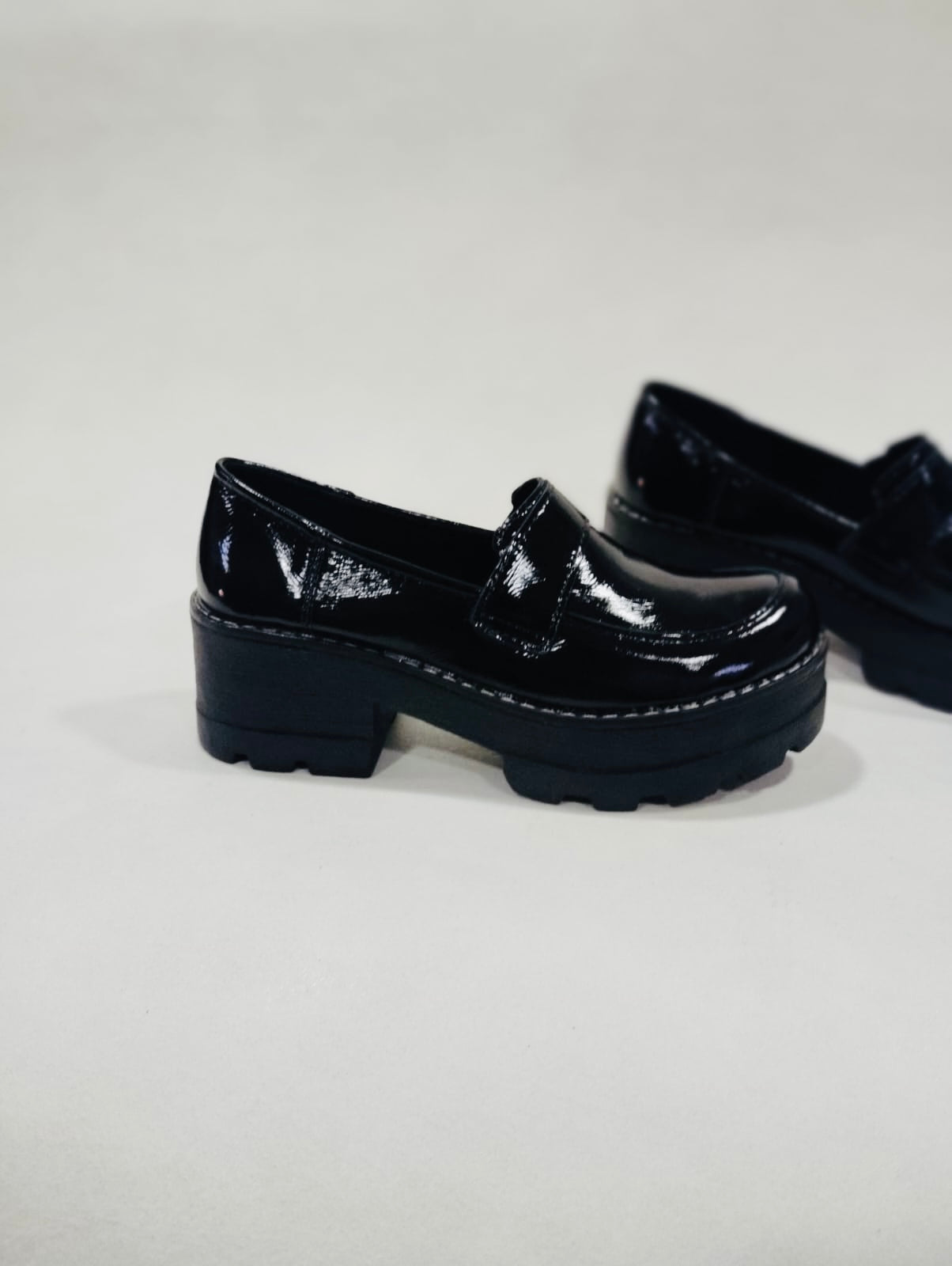 Zapato mocasin de cuero richato (charol) negro - juanfranko zapatos