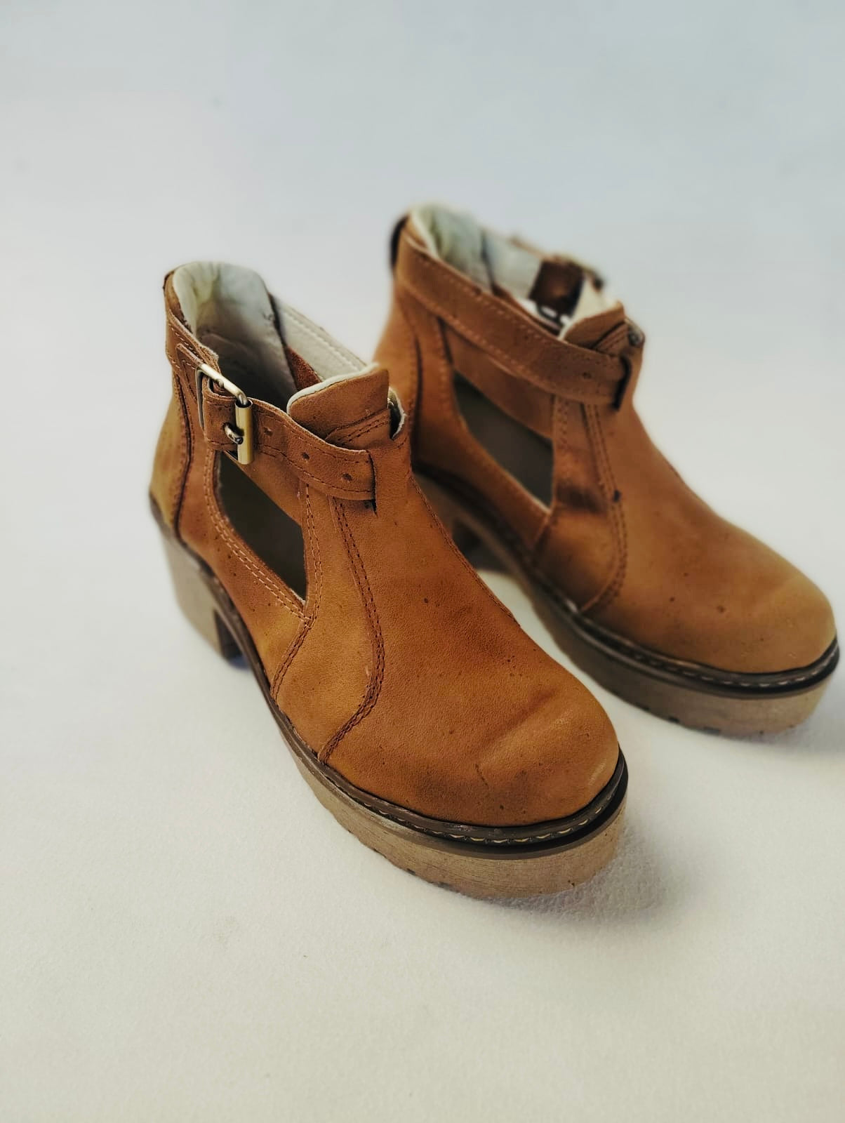 Zapato Abierto Cuero Camel Liso Mujer Tacón