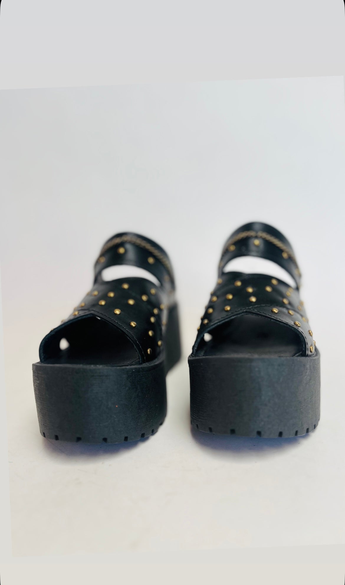 Sandalia cuero x tachas