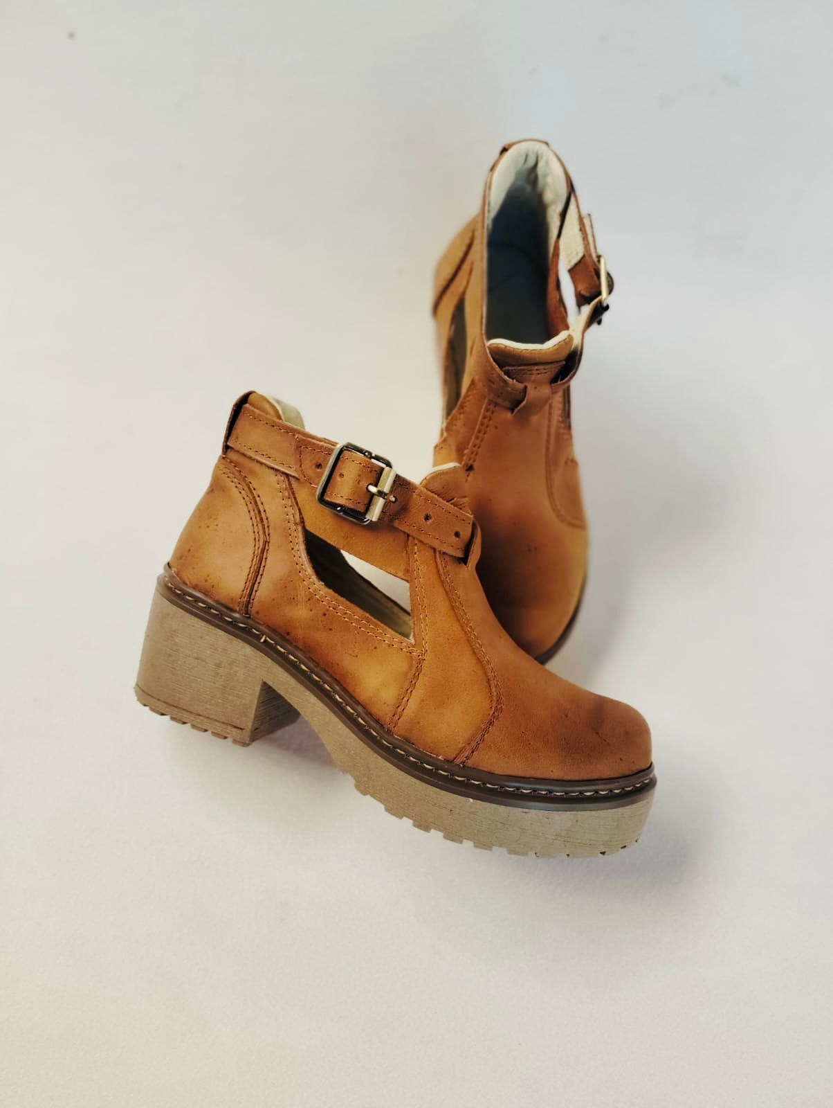 Zapato Abierto Cuero Camel Liso Mujer Tacón