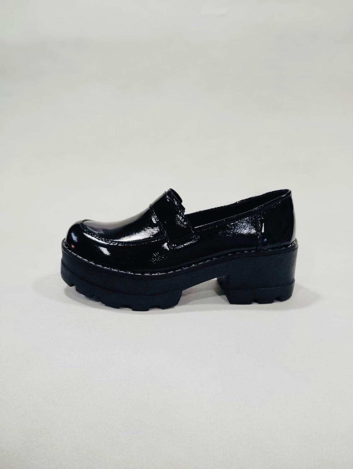Zapato mocasin de cuero richato (charol) negro - juanfranko zapatos