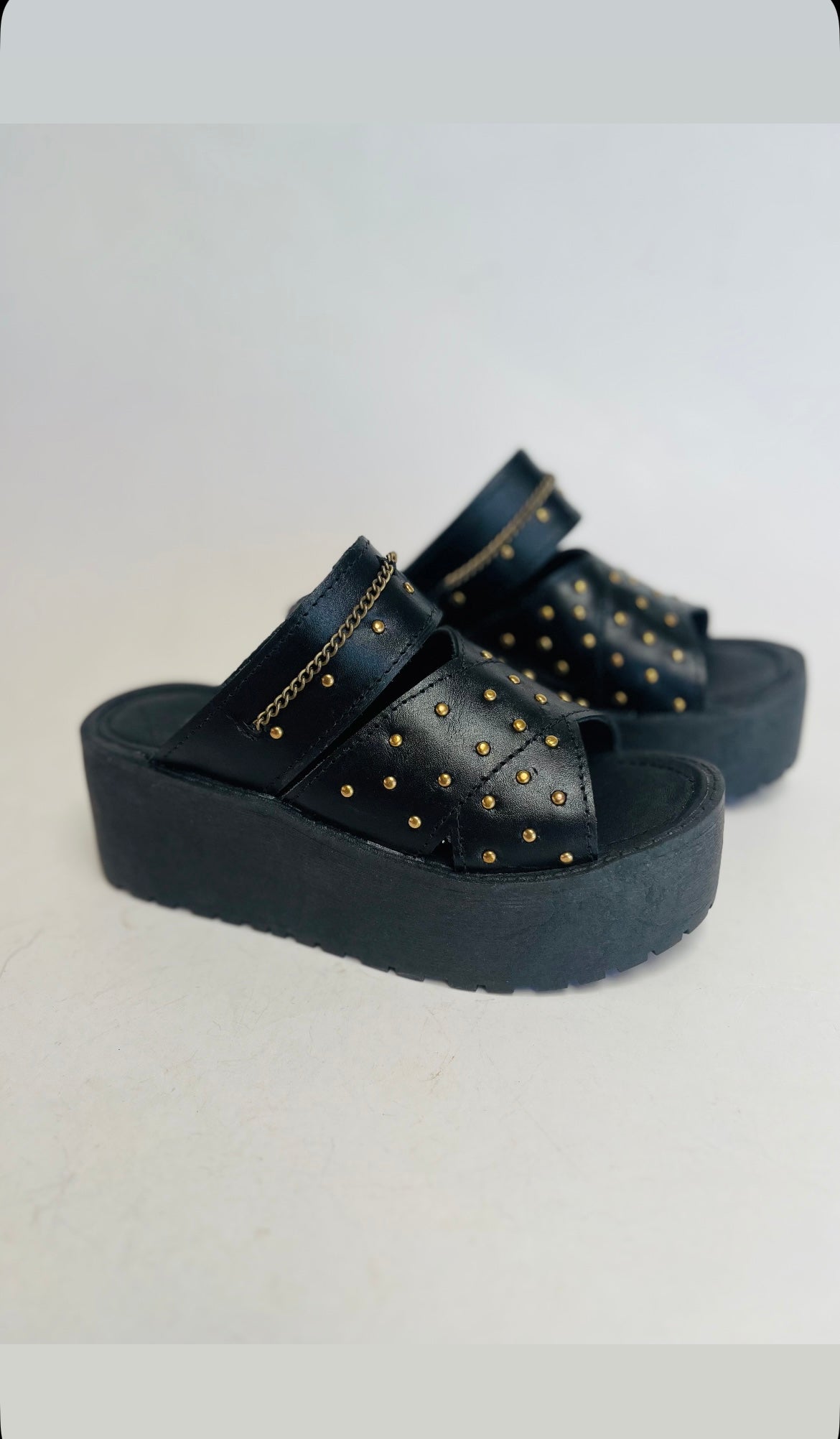 Sandalia cuero x tachas