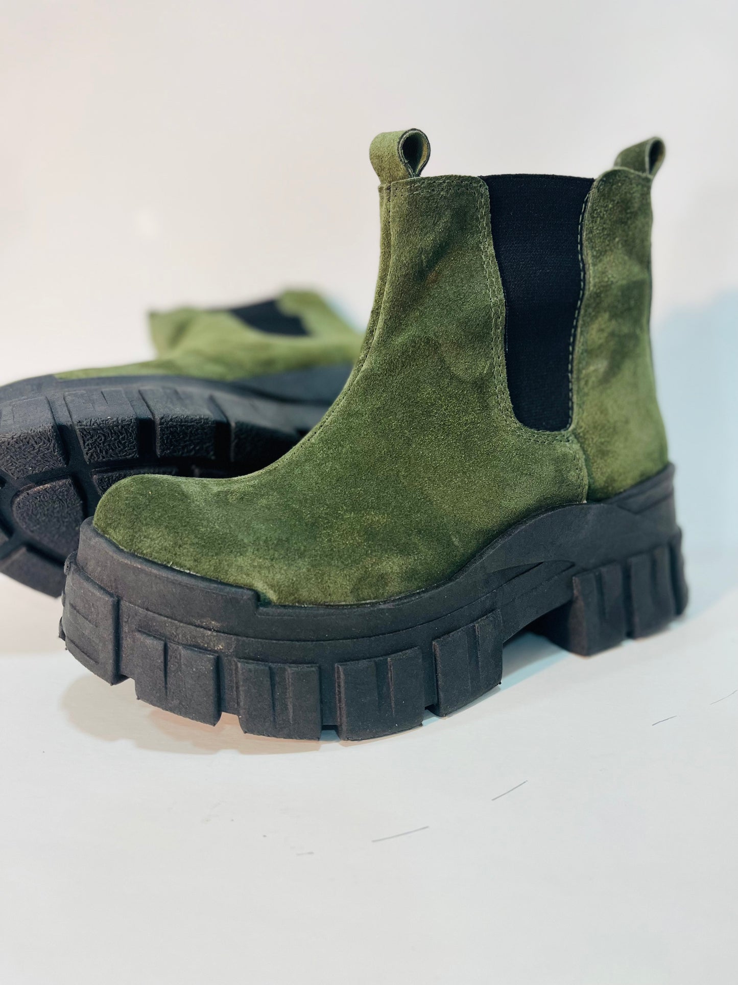 botin de cuero reno elastico verde musgo - juanfranko zapatos