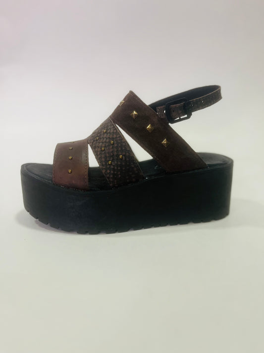 sandalia de cuero frizzy - juanfranko zapatos