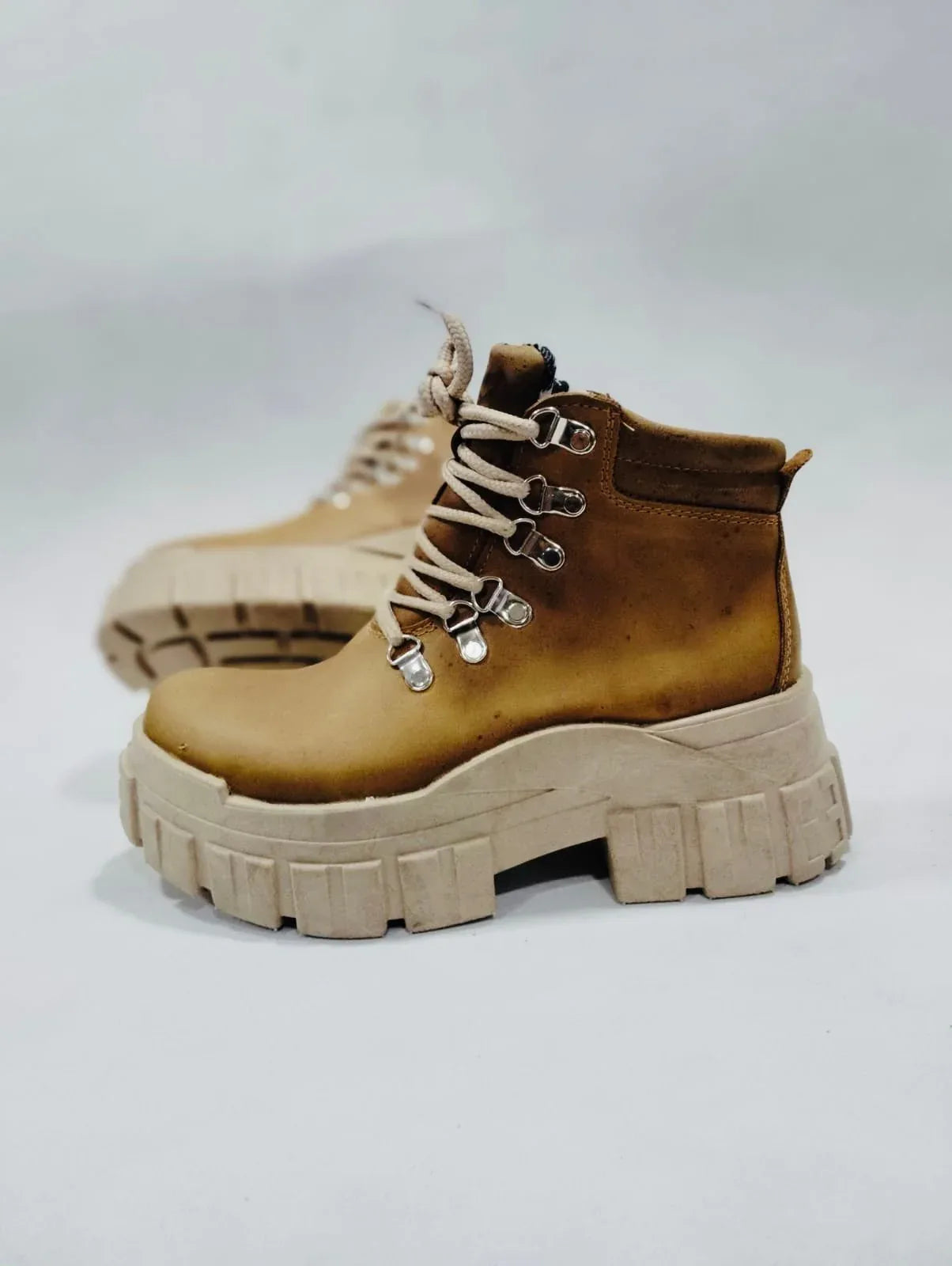 Botin camel ganchos plata - juanfranko zapatos