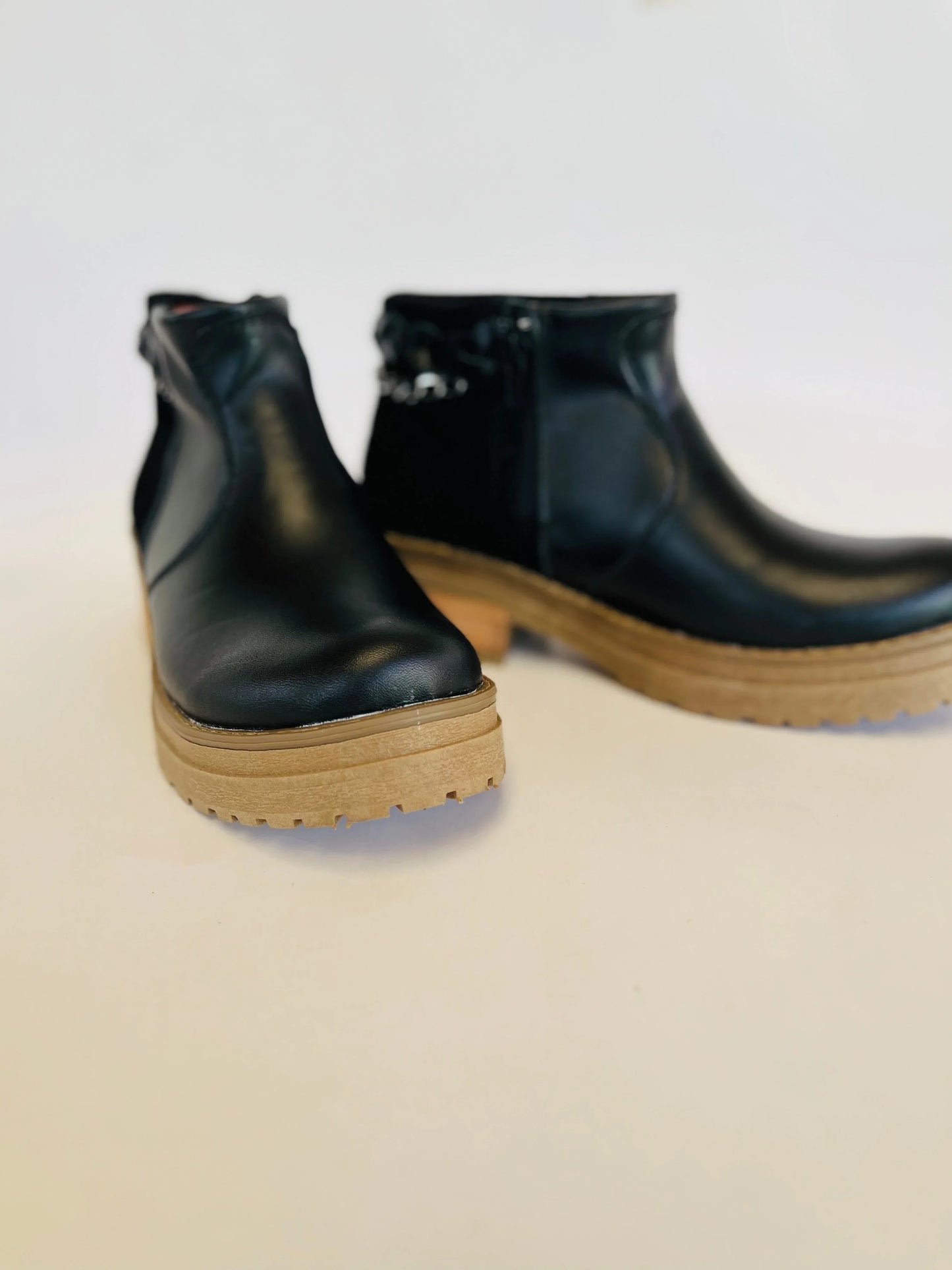 Botin de cuero liso y reno cadena - juanfranko zapatos