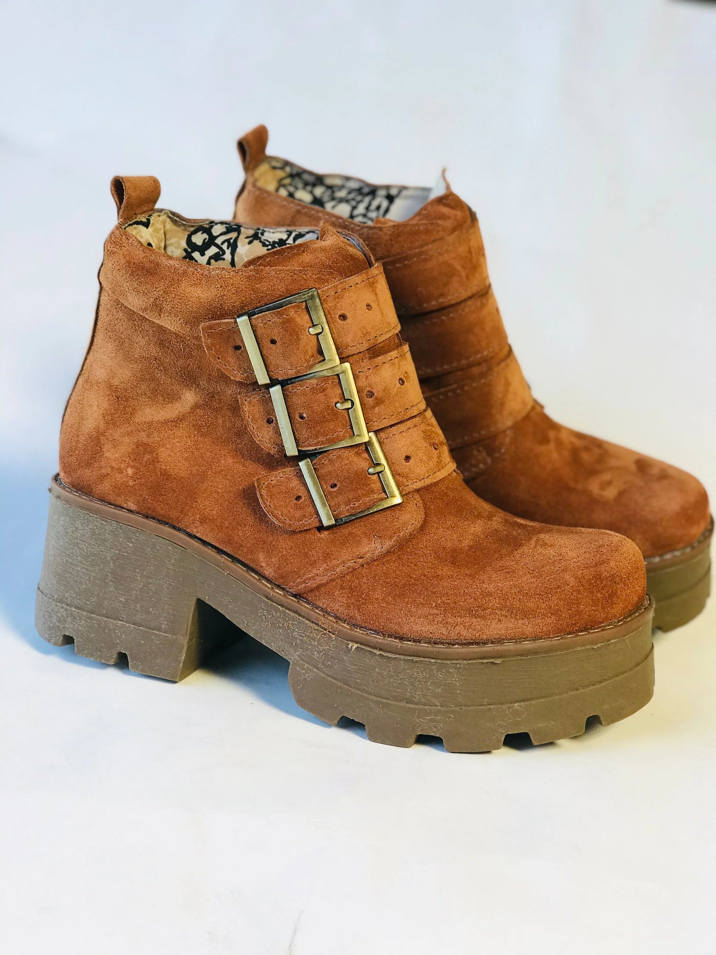 Botin de cuero reno 3 hebillas camel - juanfranko zapatos