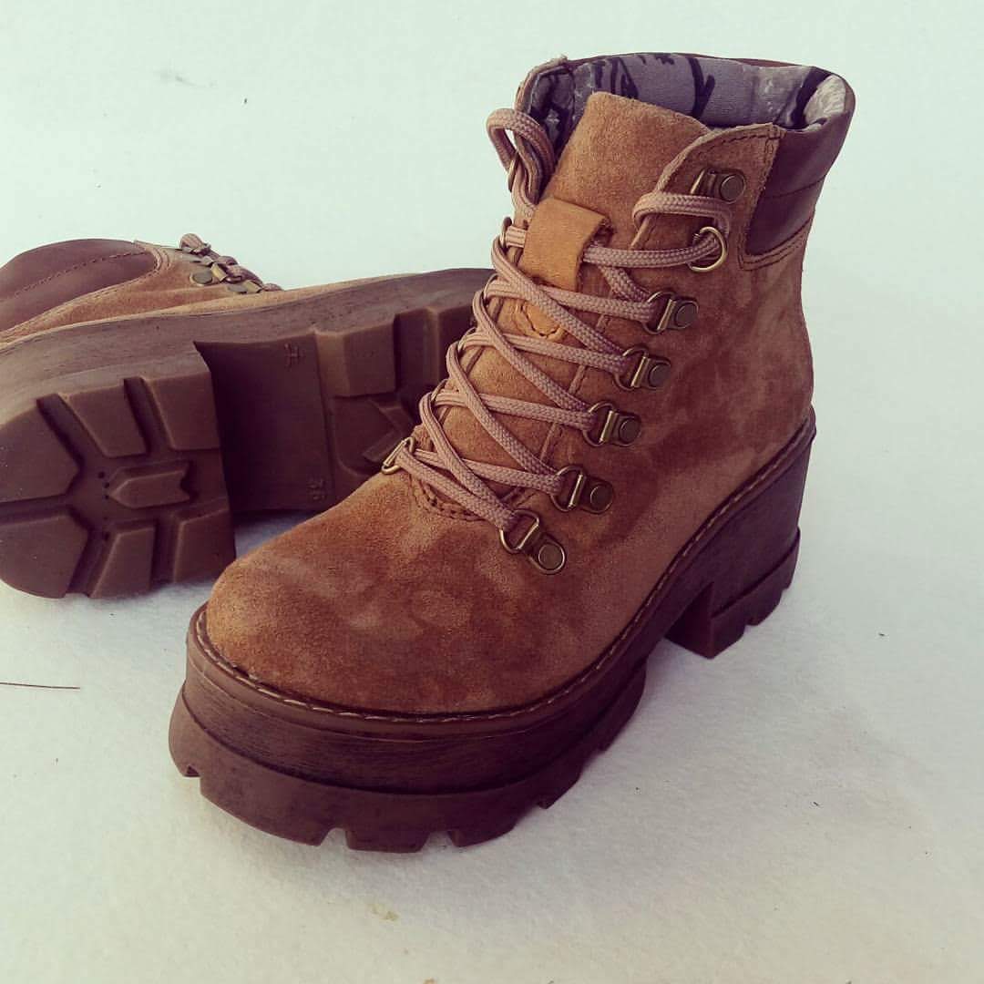 Botin de cuero reno rosy camel - juanfranko zapatos