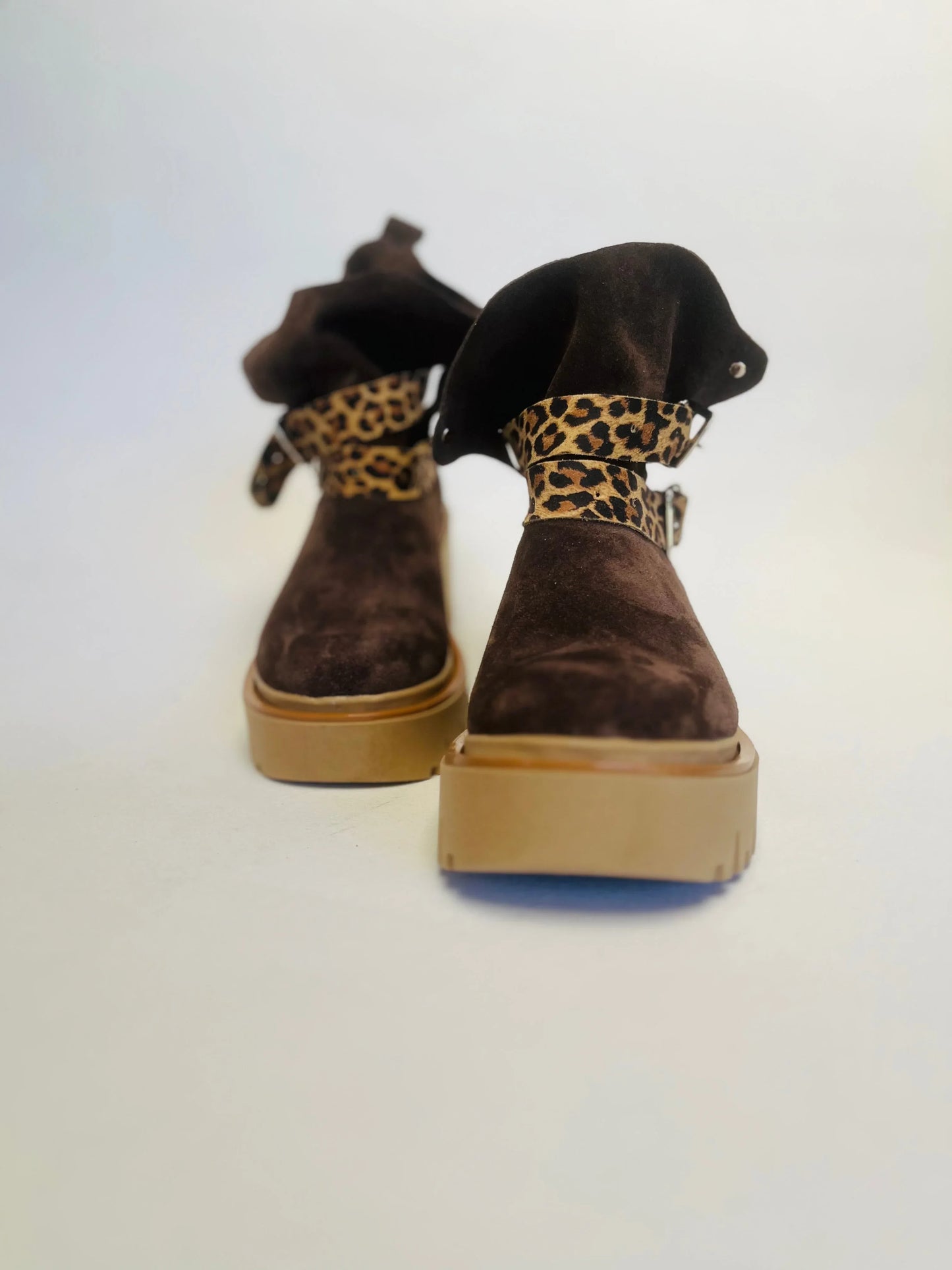 Botin verano reno café correas animal print - juanfranko zapatos