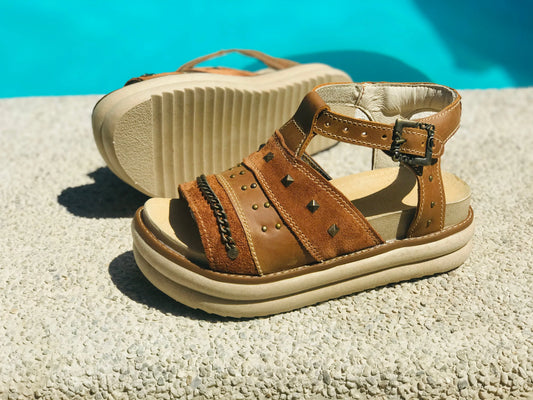 Sandalia cuero camel pirámides y tachas - juanfranko zapatos