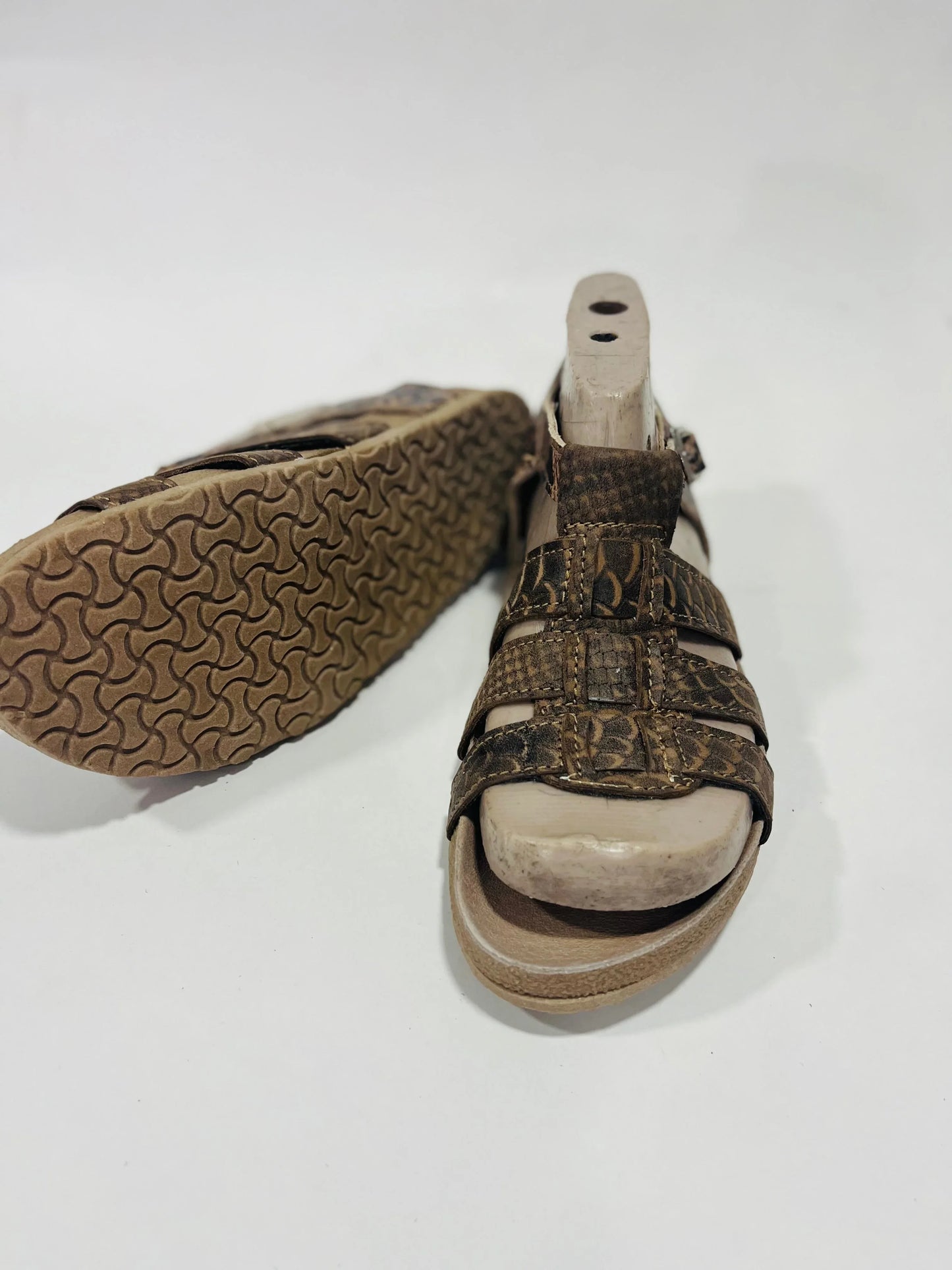 Sandalia cuero reptil pitón baja - juanfranko zapatos