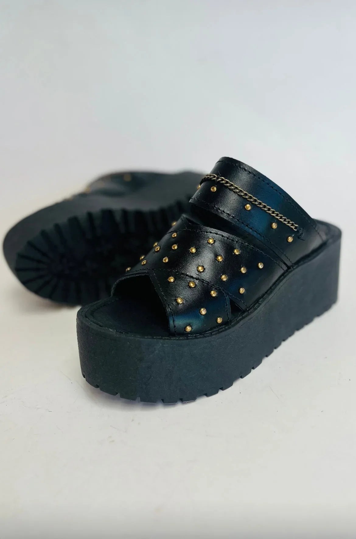 Sandalia cuero x tachas - juanfranko zapatos