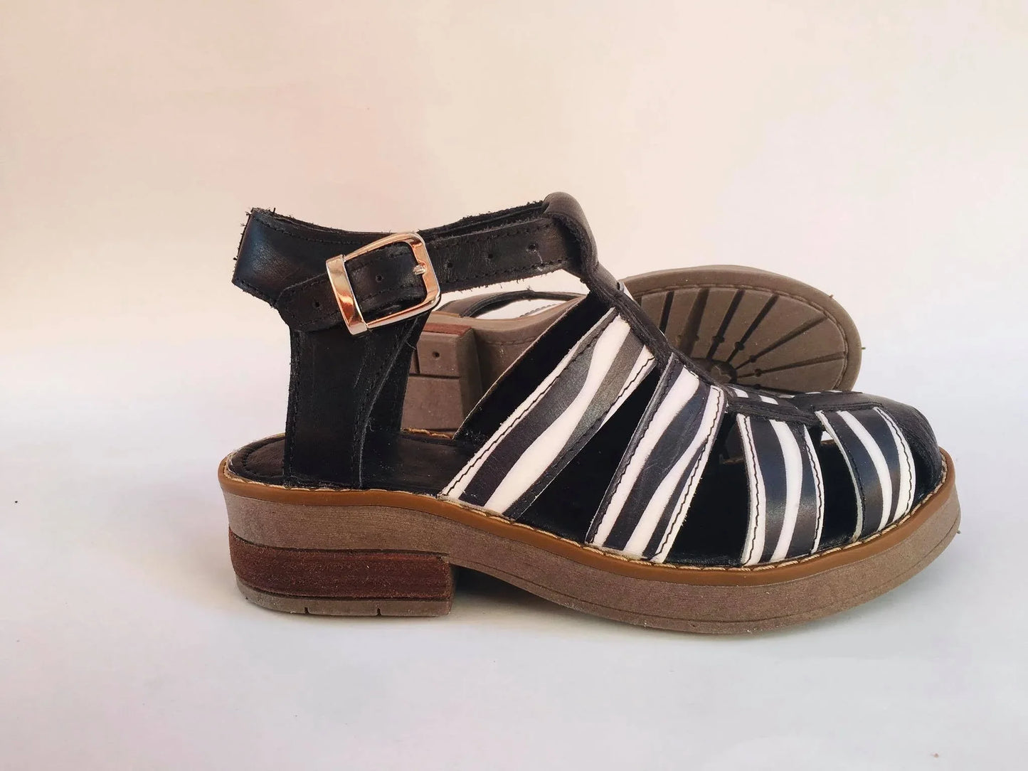 Sandalia punta cerrada cebra - juanfranko zapatos