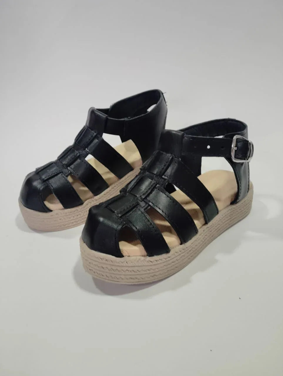 Sandalia suela goma yute cuero negro - juanfranko zapatos