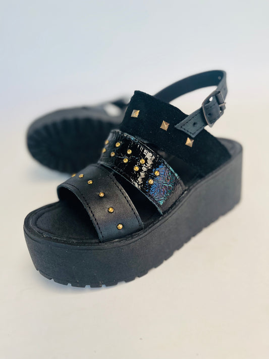 Sandalia 3 Cueros Tachas Black Mujer Plataforma