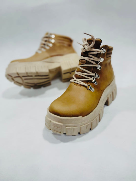 Botin camel ganchos plata - juanfranko zapatos