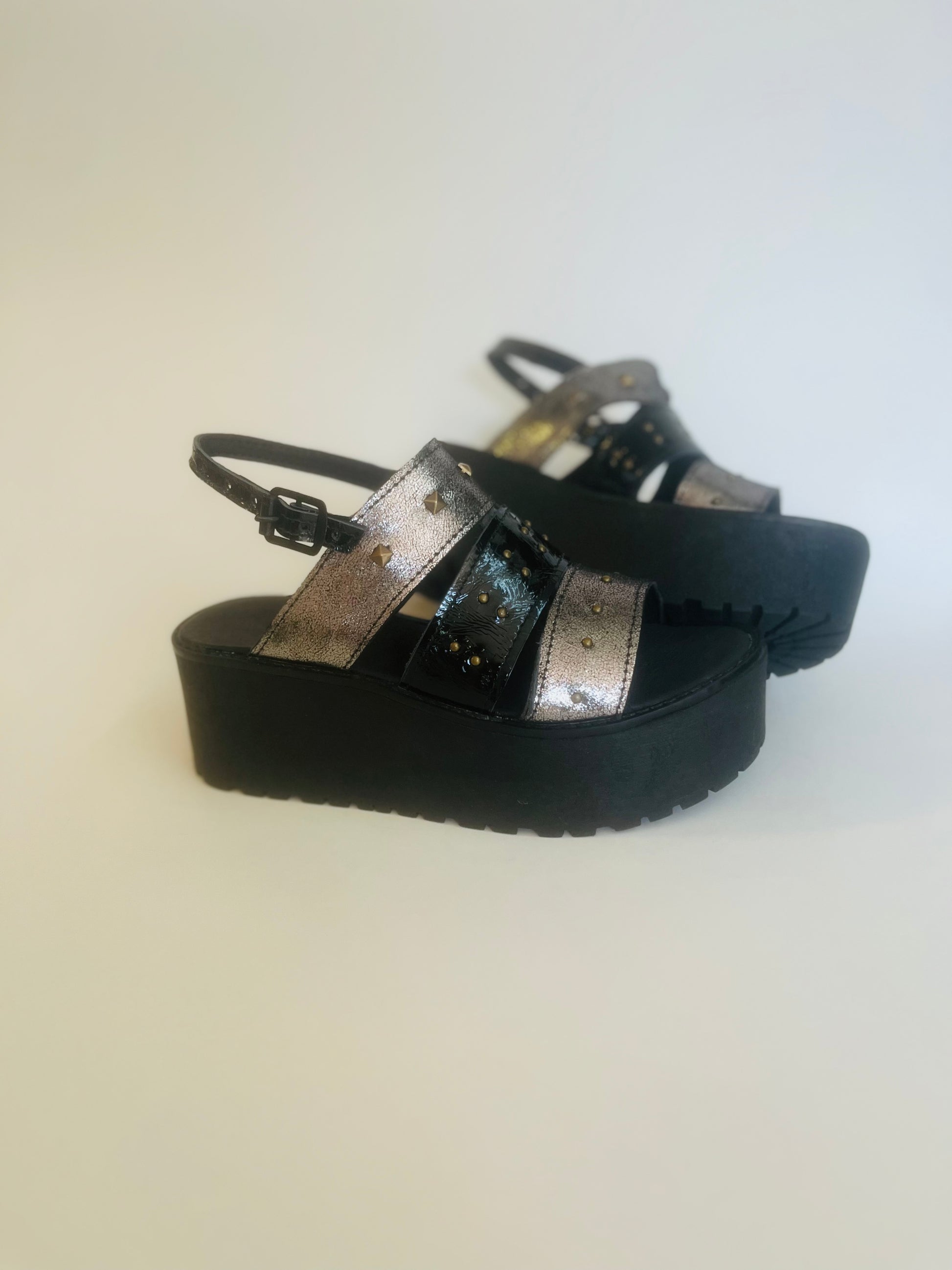 Sandalia de cuero crespita negro plata - juanfranko zapatos
